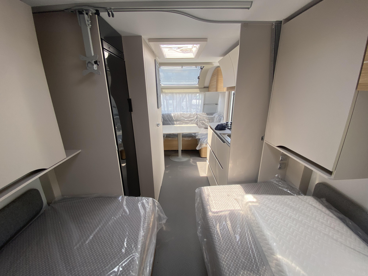 ADRIA ADORA 502 UL 展示してるだけの登録済み未使用車です!!けん引免許要の画像
