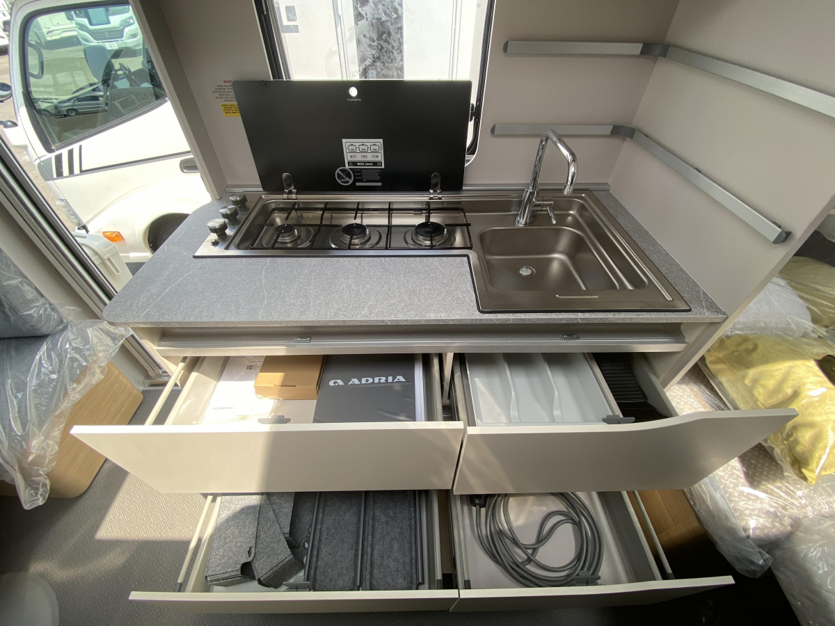 ADRIA ADORA 502 UL 展示してるだけの登録済み未使用車です!!けん引免許要の画像