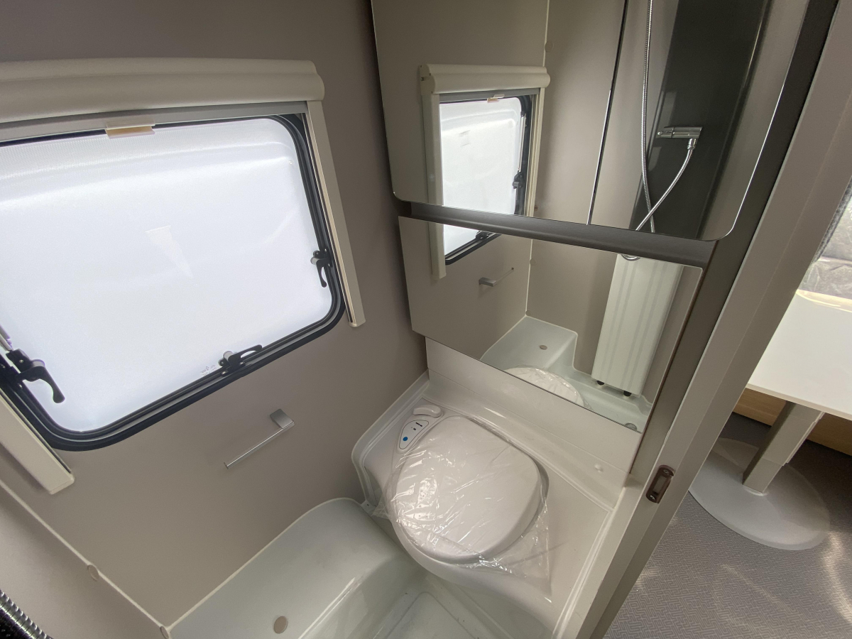 ADRIA ADORA 502 UL 展示してるだけの登録済み未使用車です!!けん引免許要の画像