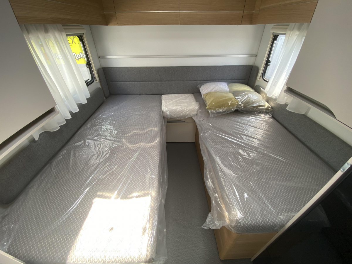 ADRIA ADORA 502 UL 展示してるだけの登録済み未使用車です!!けん引免許要の画像