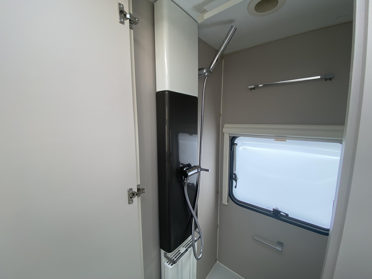 ADRIA ADORA 502 UL 展示してるだけの登録済み未使用車です!!けん引免許要の画像