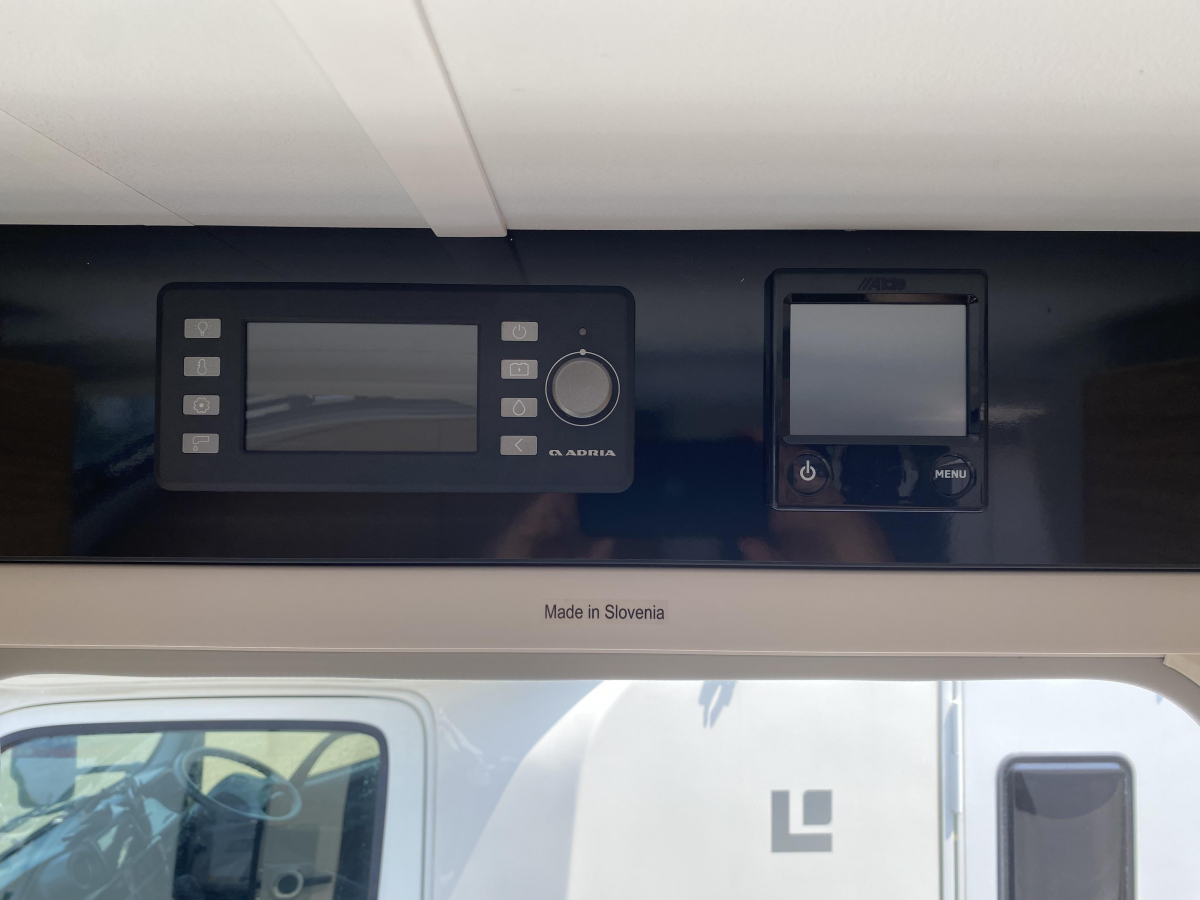 ADRIA ADORA 502 UL 展示してるだけの登録済み未使用車です!!けん引免許要の画像
