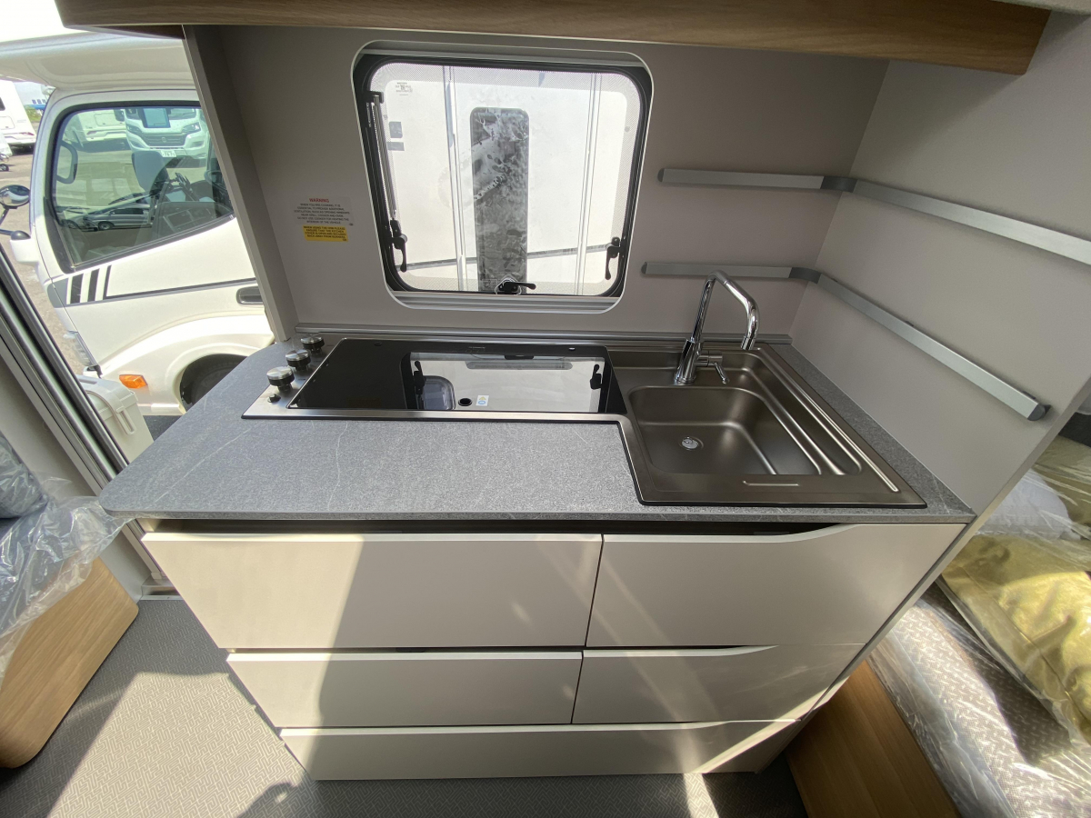 ADRIA ADORA 502 UL 展示してるだけの登録済み未使用車です!!けん引免許要の画像