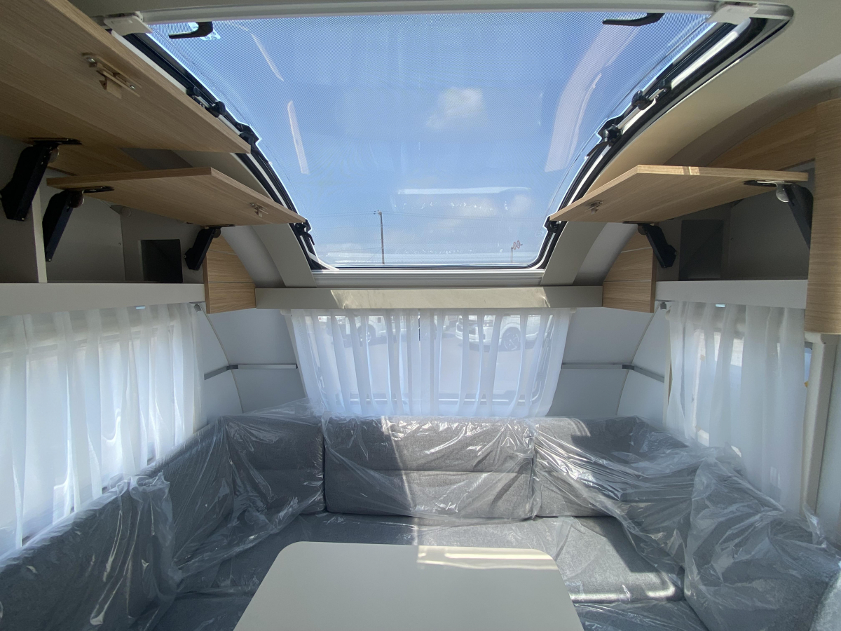 ADRIA ADORA 502 UL 展示してるだけの登録済み未使用車です!!けん引免許要の画像