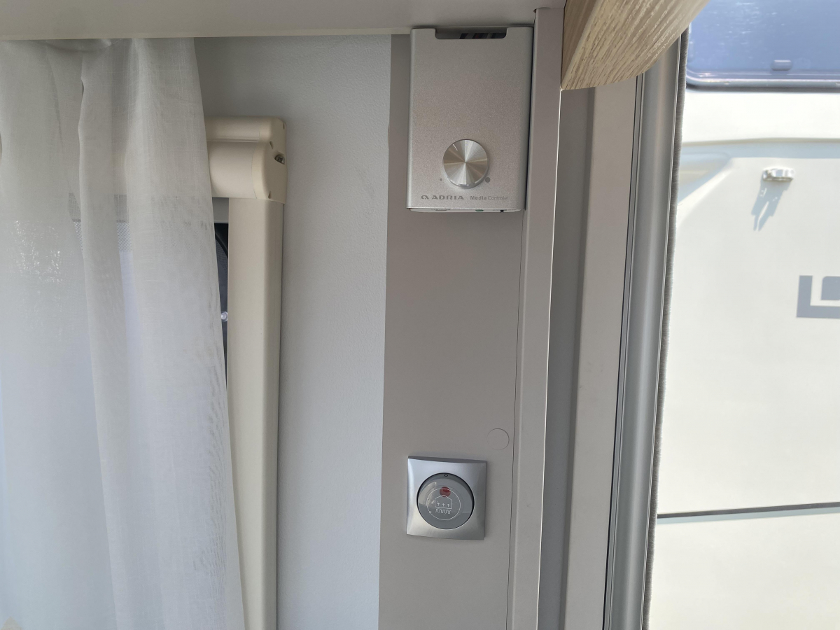 ADRIA ADORA 502 UL 展示してるだけの登録済み未使用車です!!けん引免許要の画像