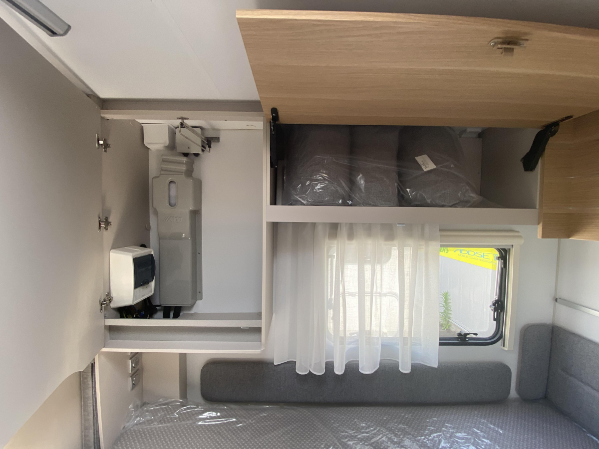 ADRIA ADORA 502 UL 展示してるだけの登録済み未使用車です!!けん引免許要の画像