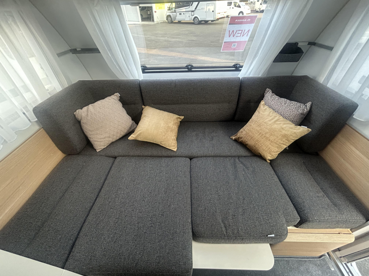 ADRIA ADORA 472 UP 充実した装備に!圧巻のパノラマウィンドウ!の画像