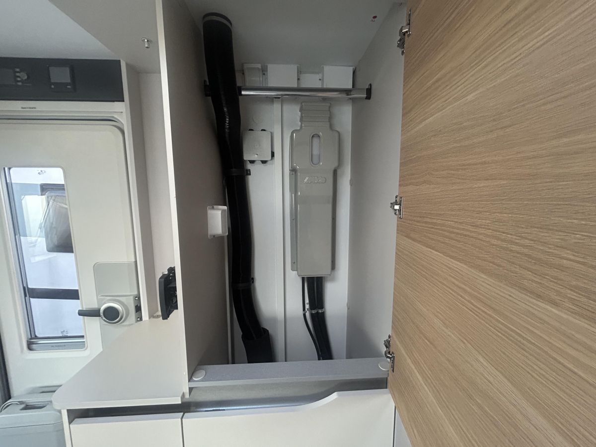 ADRIA ADORA 472 UP 充実した装備に!圧巻のパノラマウィンドウ!の画像