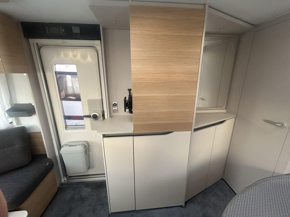 ADRIA ADORA 472 UP 充実した装備に!圧巻のパノラマウィンドウ!の画像