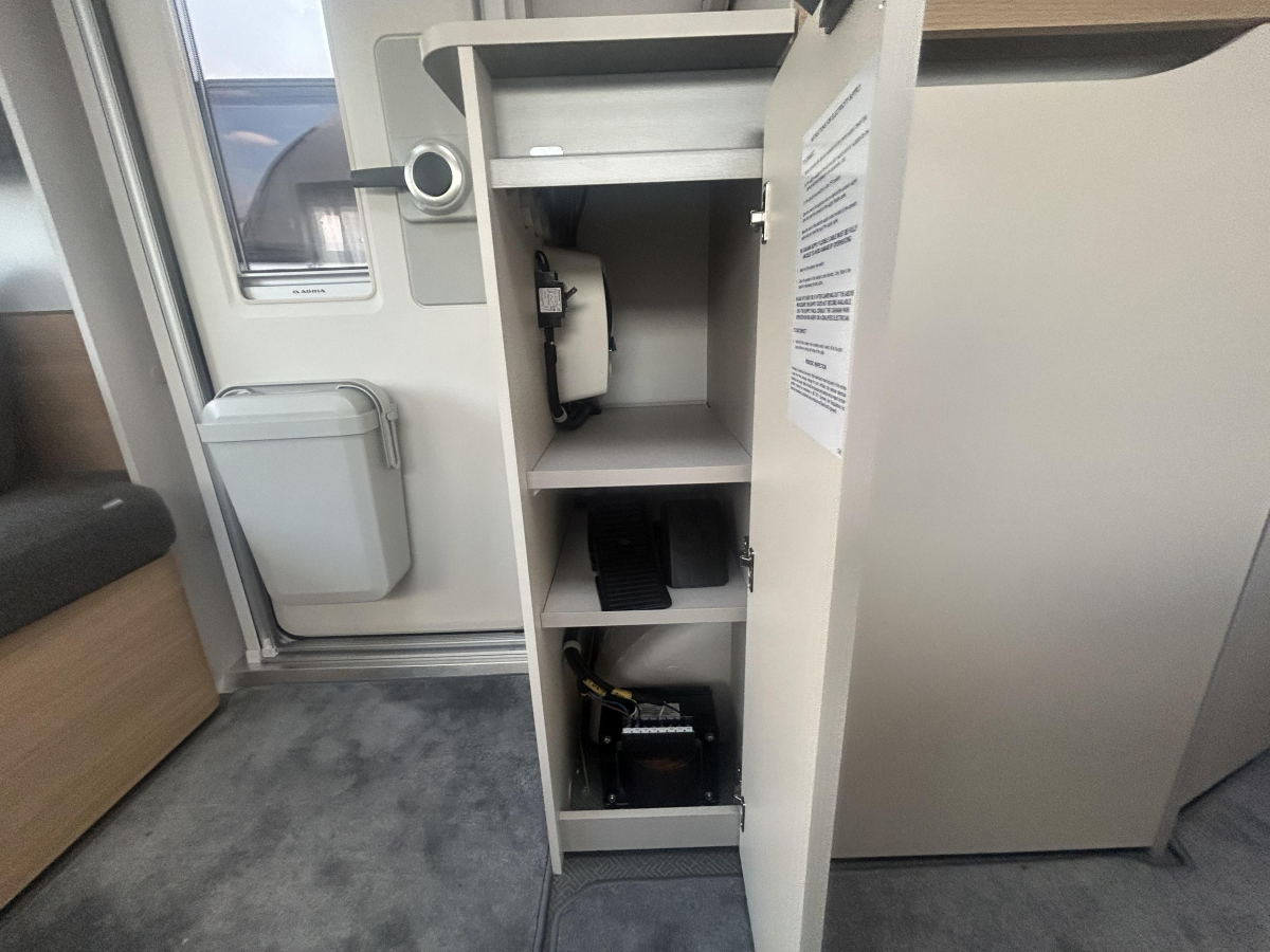 ADRIA ADORA 472 UP 充実した装備に!圧巻のパノラマウィンドウ!の画像