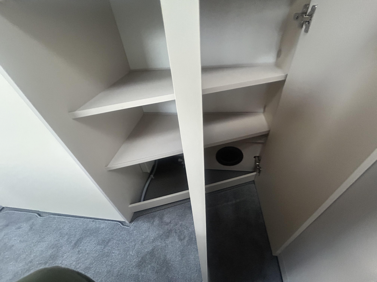 ADRIA ADORA 472 UP 充実した装備に!圧巻のパノラマウィンドウ!の画像