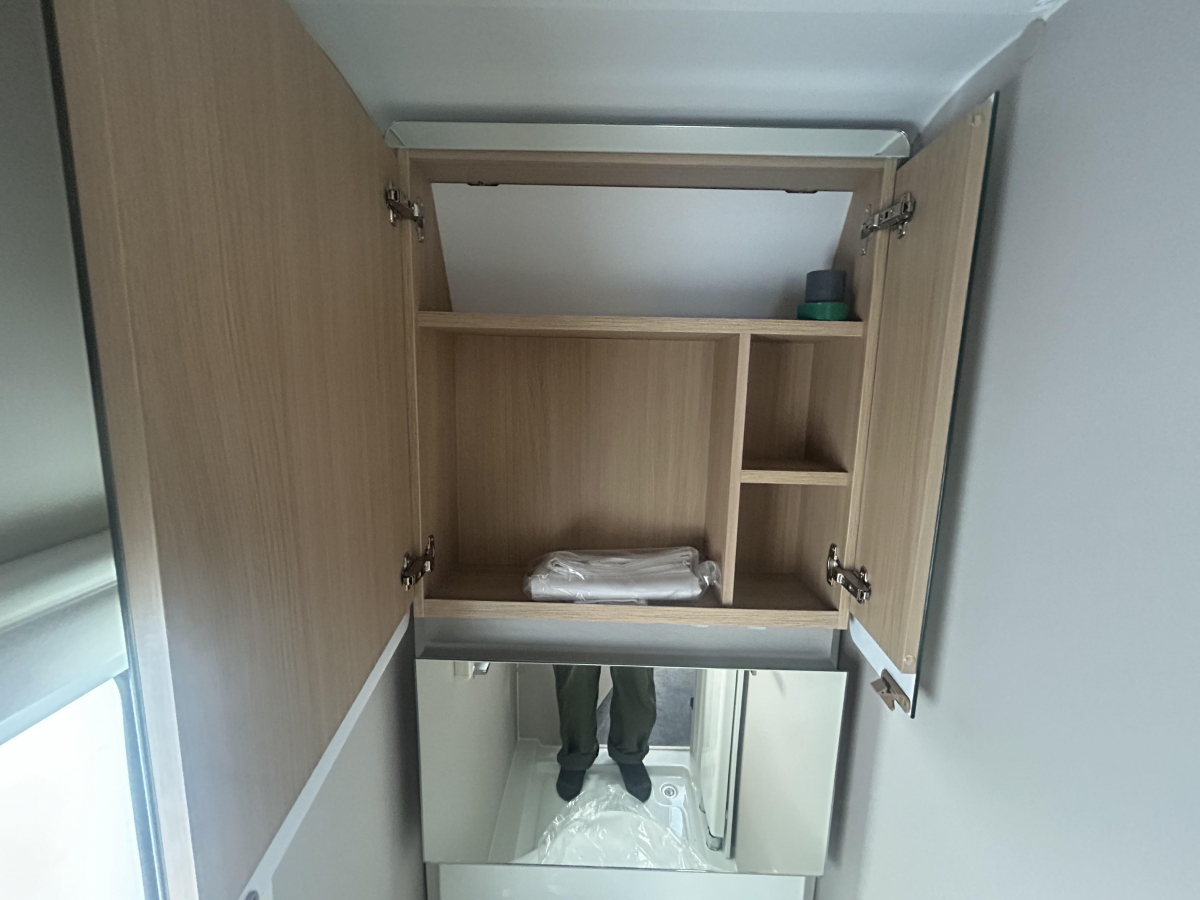 ADRIA ADORA 472 UP 充実した装備に!圧巻のパノラマウィンドウ!の画像