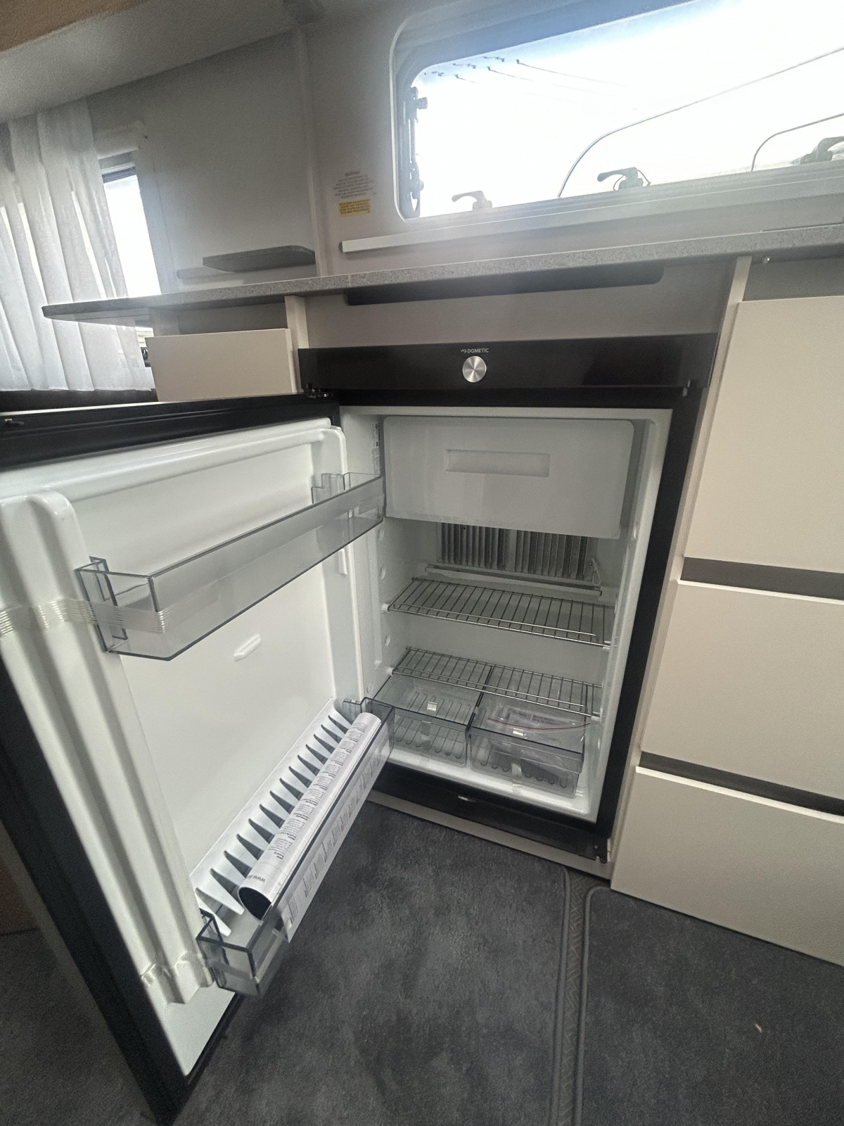ADRIA ADORA 472 UP 充実した装備に!圧巻のパノラマウィンドウ!の画像