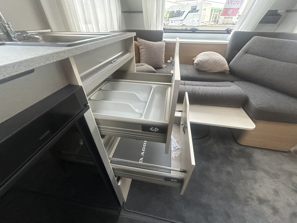 ADRIA ADORA 472 UP 充実した装備に!圧巻のパノラマウィンドウ!の画像
