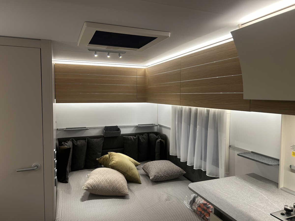 ADRIA ADORA 472 UP 充実した装備に!圧巻のパノラマウィンドウ!の画像