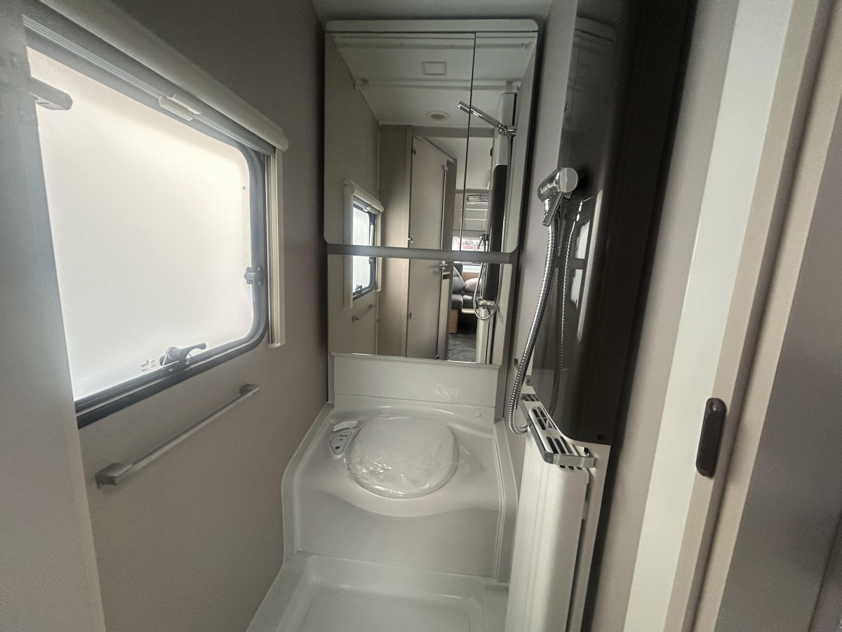 ADRIA ADORA 472 UP 充実した装備に!圧巻のパノラマウィンドウ!の画像