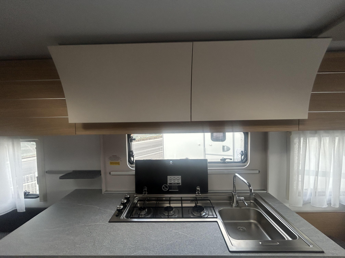 ADRIA ADORA 472 UP 充実した装備に!圧巻のパノラマウィンドウ!の画像