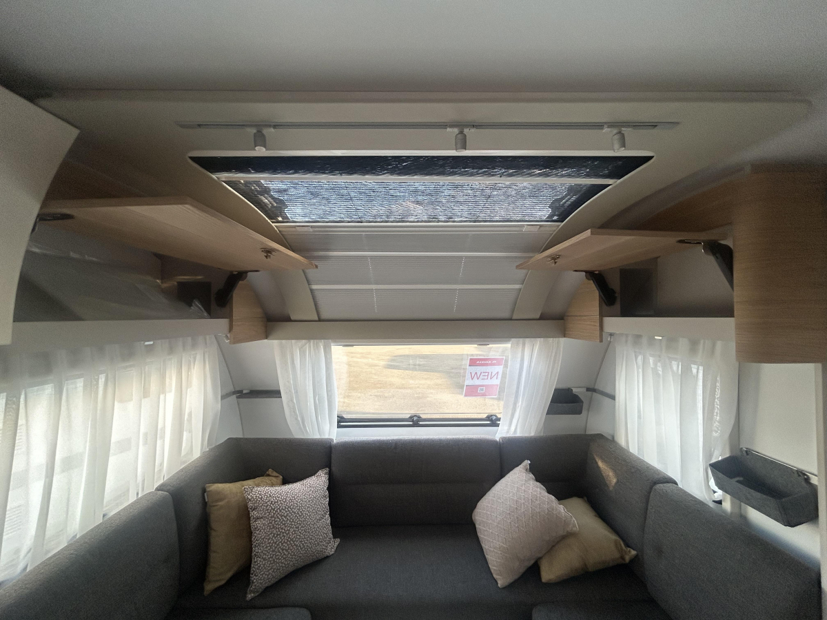 ADRIA ADORA 472 UP 充実した装備に!圧巻のパノラマウィンドウ!の画像