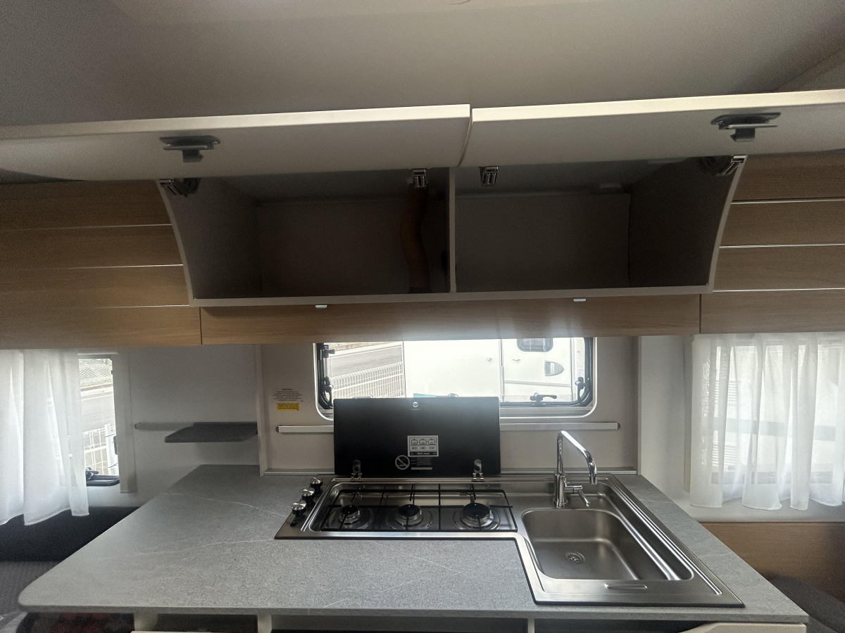 ADRIA ADORA 472 UP 充実した装備に!圧巻のパノラマウィンドウ!の画像