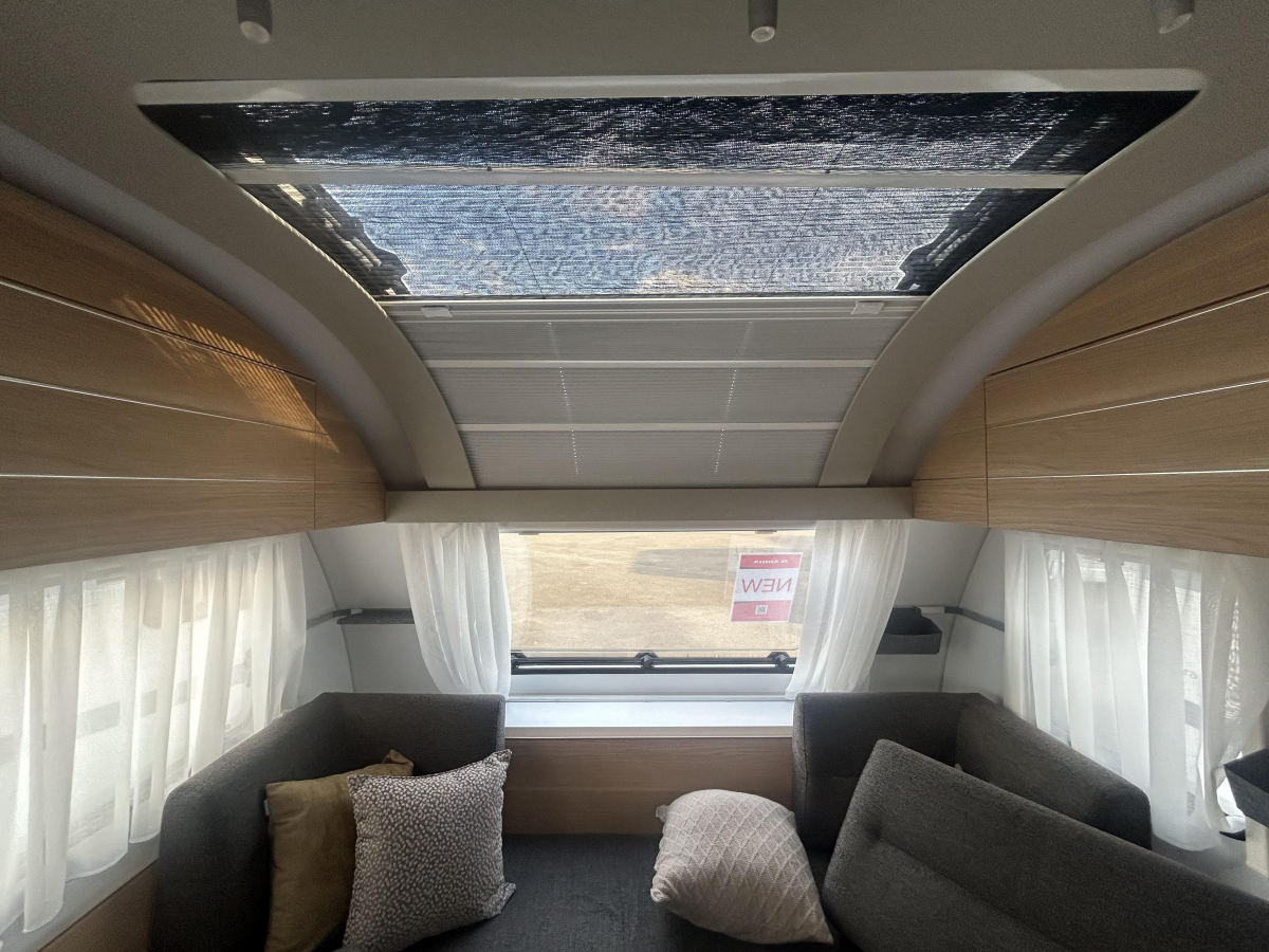 ADRIA ADORA 472 UP 充実した装備に!圧巻のパノラマウィンドウ!の画像
