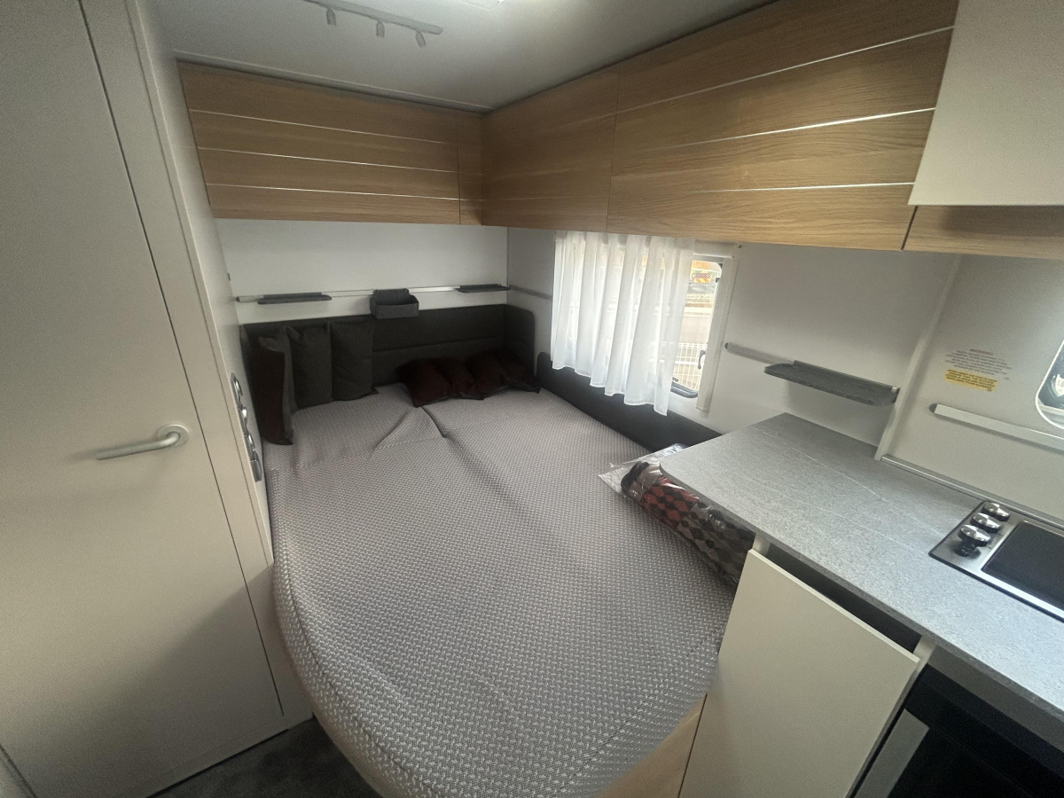 ADRIA ADORA 472 UP 充実した装備に!圧巻のパノラマウィンドウ!の画像