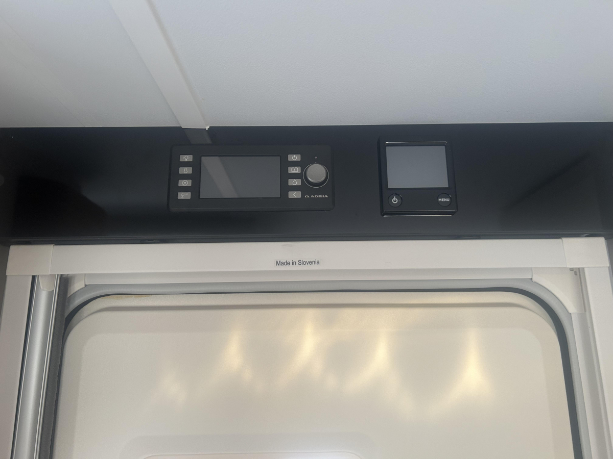 ADRIA ADORA 472 UP 充実した装備に!圧巻のパノラマウィンドウ!の画像