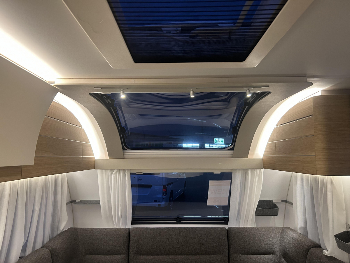ADRIA ADORA 472 UP 充実した装備に!圧巻のパノラマウィンドウ!の画像