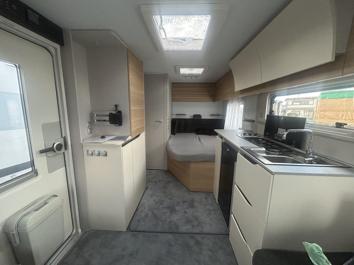 ADRIA ADORA 472 UP 充実した装備に!圧巻のパノラマウィンドウ!の画像