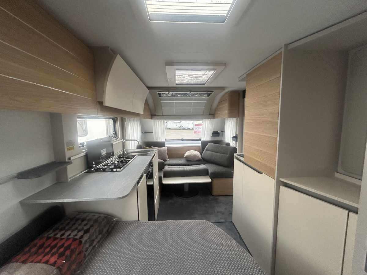 ADRIA ADORA 472 UP 充実した装備に!圧巻のパノラマウィンドウ!の画像