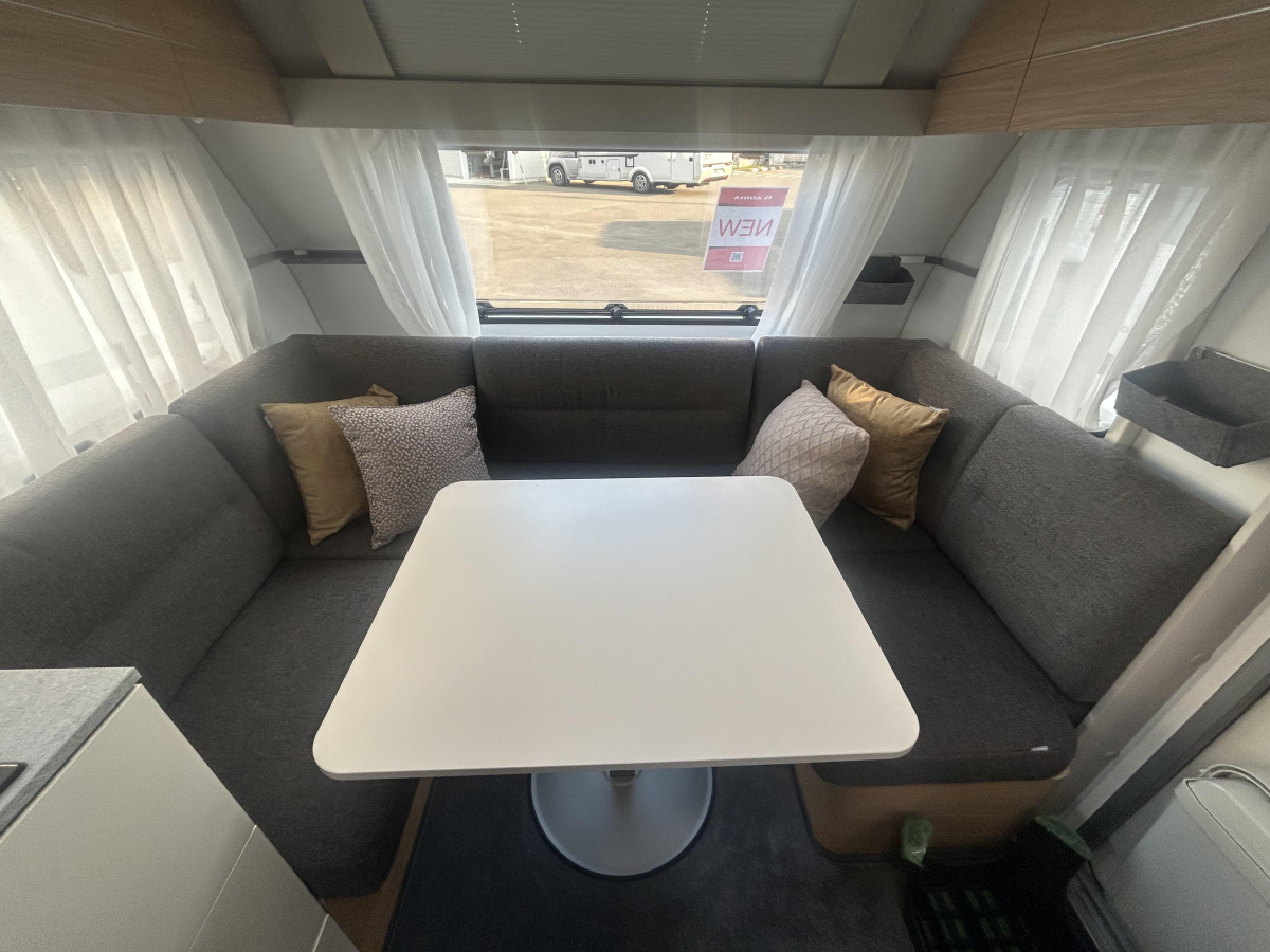 ADRIA ADORA 472 UP 充実した装備に!圧巻のパノラマウィンドウ!の画像