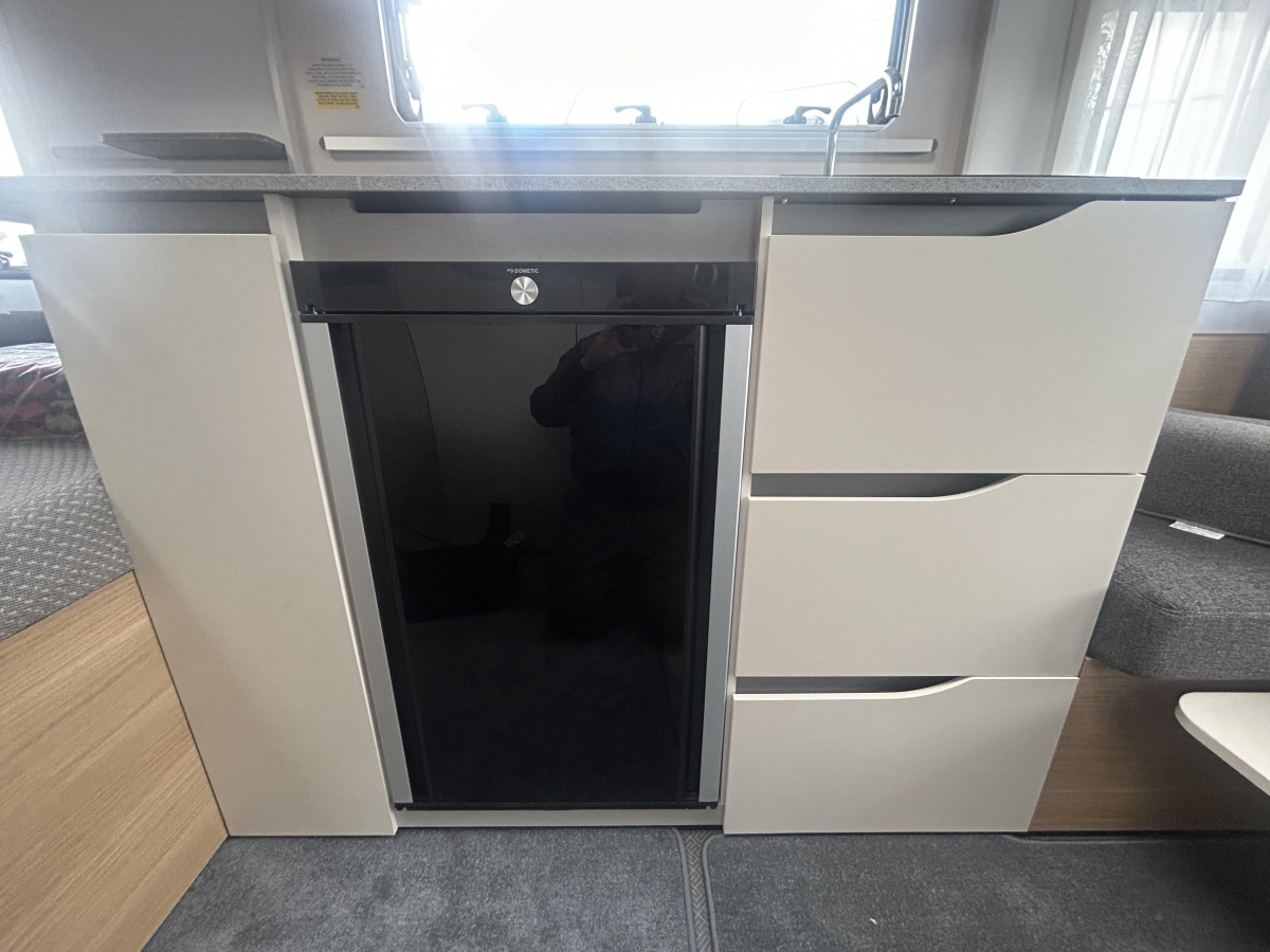 ADRIA ADORA 472 UP 充実した装備に!圧巻のパノラマウィンドウ!の画像