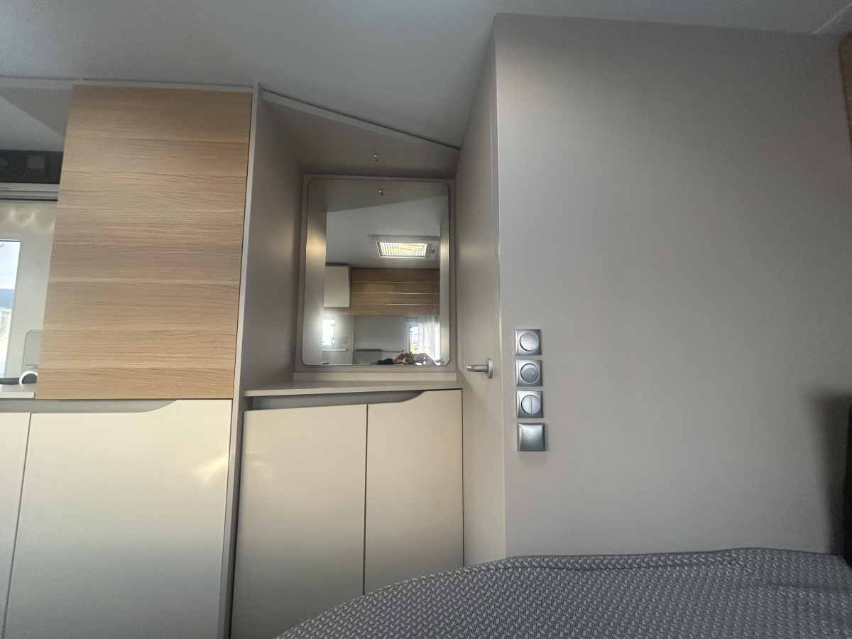 ADRIA ADORA 472 UP 充実した装備に!圧巻のパノラマウィンドウ!の画像