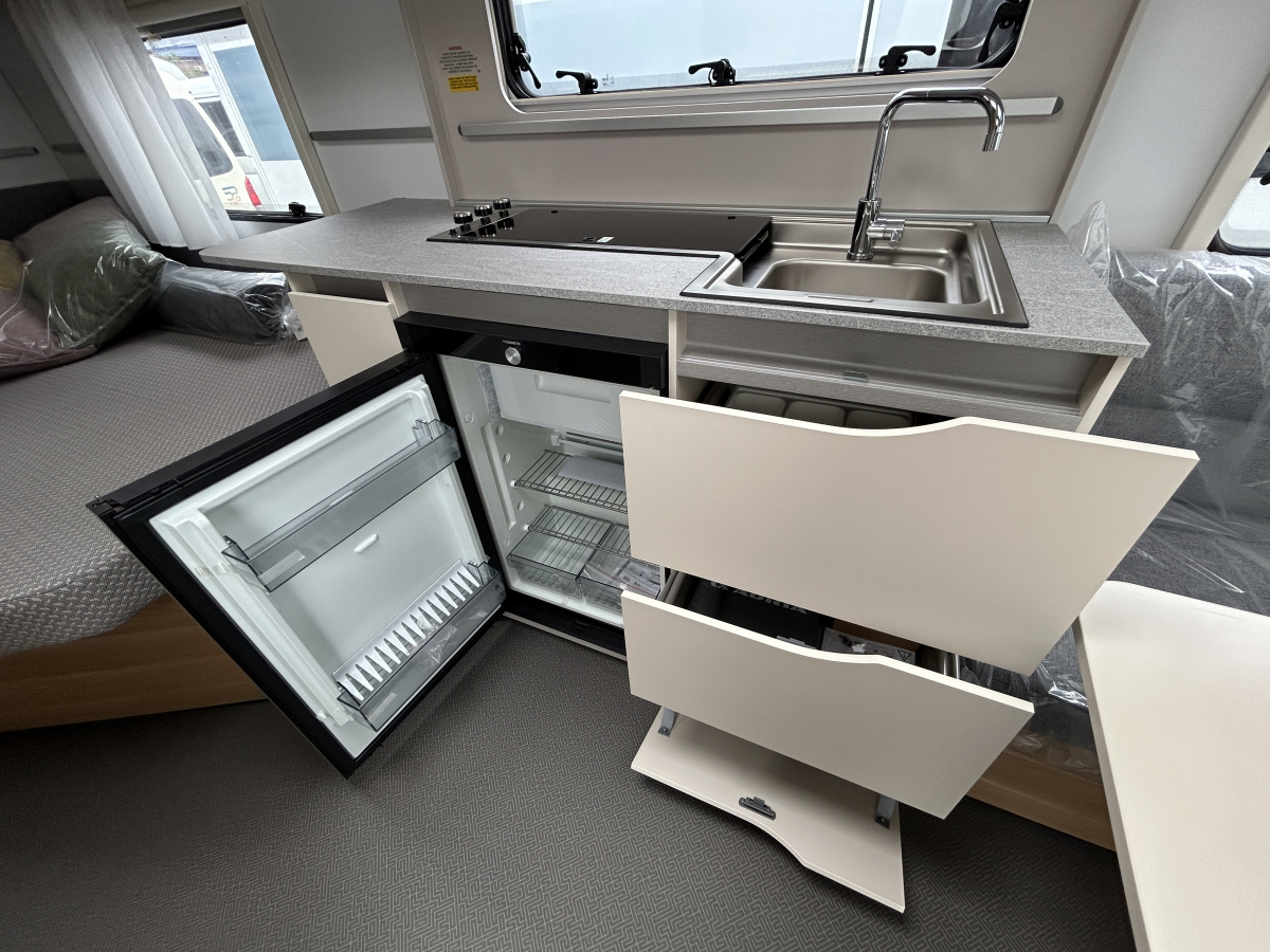 ADRIA ADORA 472 UP 大型パノラマウィンドウとスカイルーフが生み出す圧倒的な開放感が魅力のプレミアムキャラバンの画像