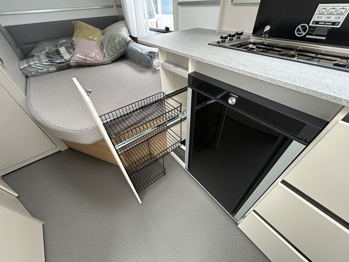 ADRIA ADORA 472 UP 大型パノラマウィンドウとスカイルーフが生み出す圧倒的な開放感が魅力のプレミアムキャラバンの画像