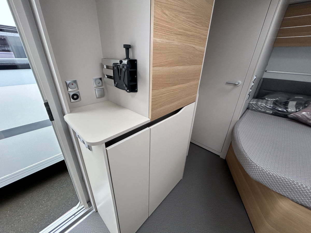 ADRIA ADORA 472 UP 大型パノラマウィンドウとスカイルーフが生み出す圧倒的な開放感が魅力のプレミアムキャラバンの画像