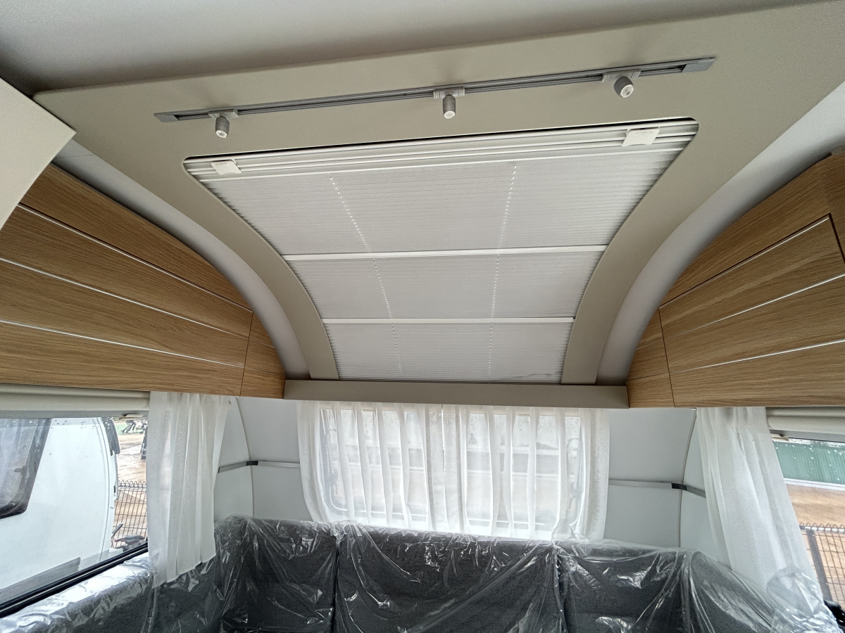 ADRIA ADORA 472 UP 大型パノラマウィンドウとスカイルーフが生み出す圧倒的な開放感が魅力のプレミアムキャラバンの画像