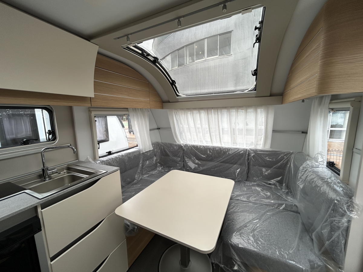 ADRIA ADORA 472 UP 大型パノラマウィンドウとスカイルーフが生み出す圧倒的な開放感が魅力のプレミアムキャラバンの画像