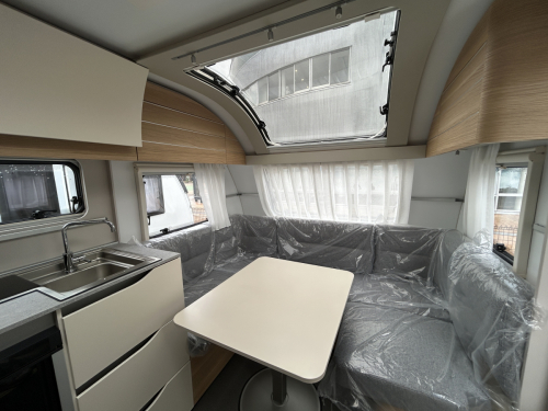ADRIA ADORA 472 UP 大型パノラマウィンドウとスカイルーフが生み出す圧倒的な開放感が魅力のプレミアムキャラバンの他画像2枚目