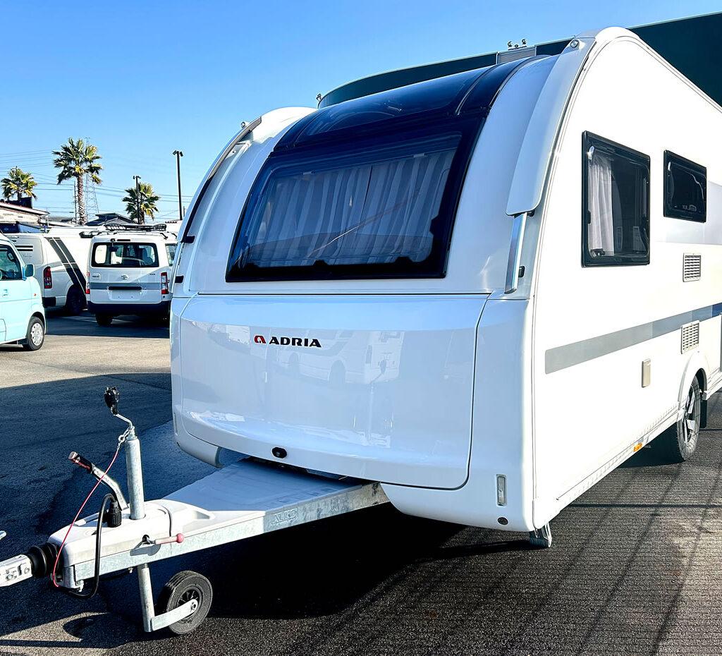 ADRIA ADORA 472 UP 大型パノラマウィンドウとスカイルーフが生み出す圧倒的な開放感が魅力のプレミアムキャラバンの画像