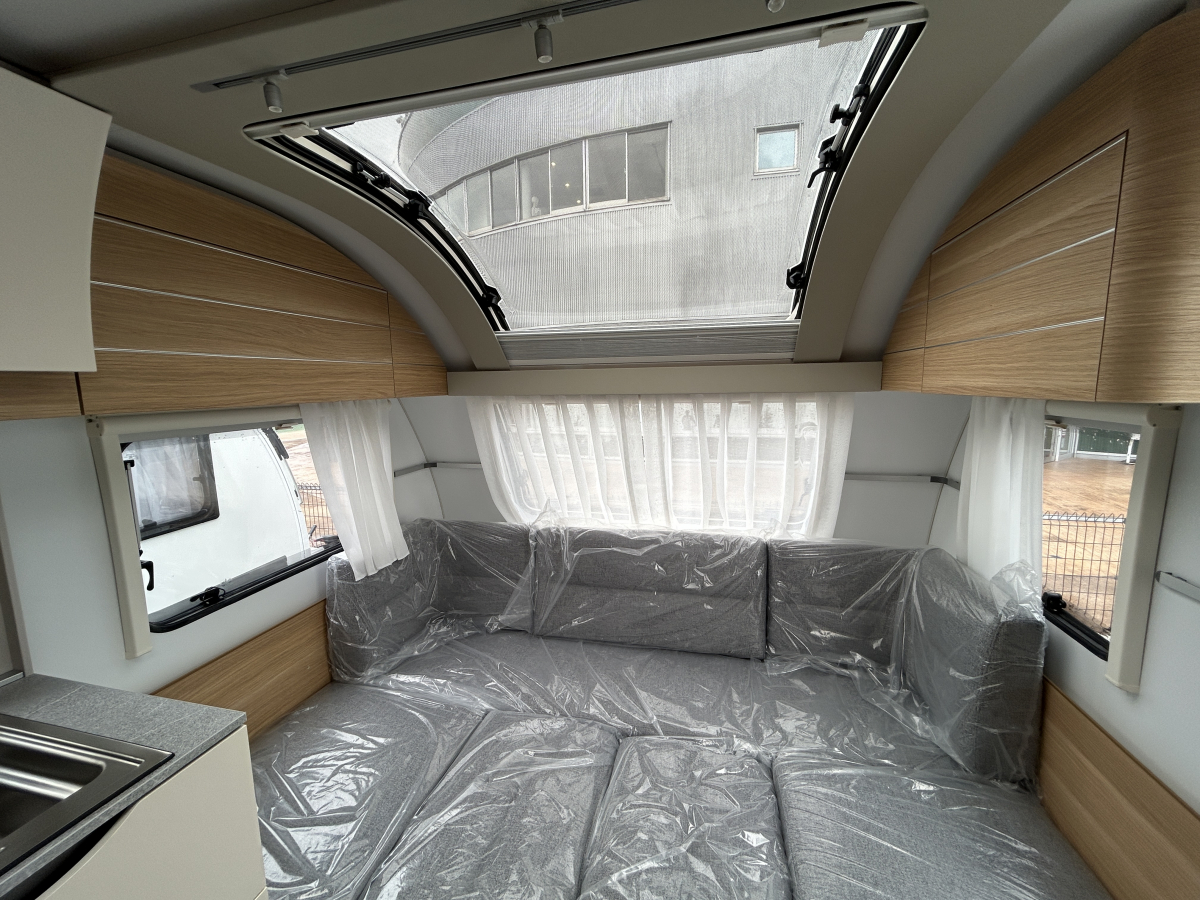 ADRIA ADORA 472 UP 大型パノラマウィンドウとスカイルーフが生み出す圧倒的な開放感が魅力のプレミアムキャラバンの画像