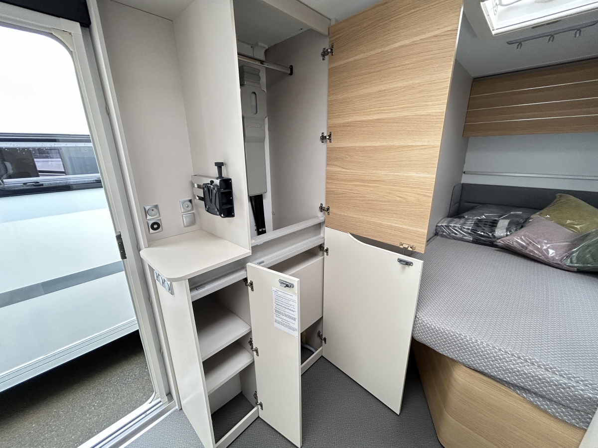 ADRIA ADORA 472 UP 大型パノラマウィンドウとスカイルーフが生み出す圧倒的な開放感が魅力のプレミアムキャラバンの画像
