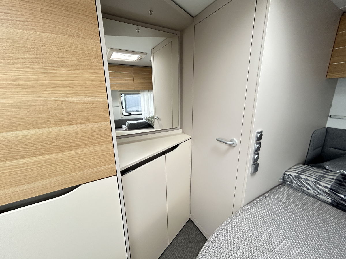 ADRIA ADORA 472 UP 大型パノラマウィンドウとスカイルーフが生み出す圧倒的な開放感が魅力のプレミアムキャラバンの画像