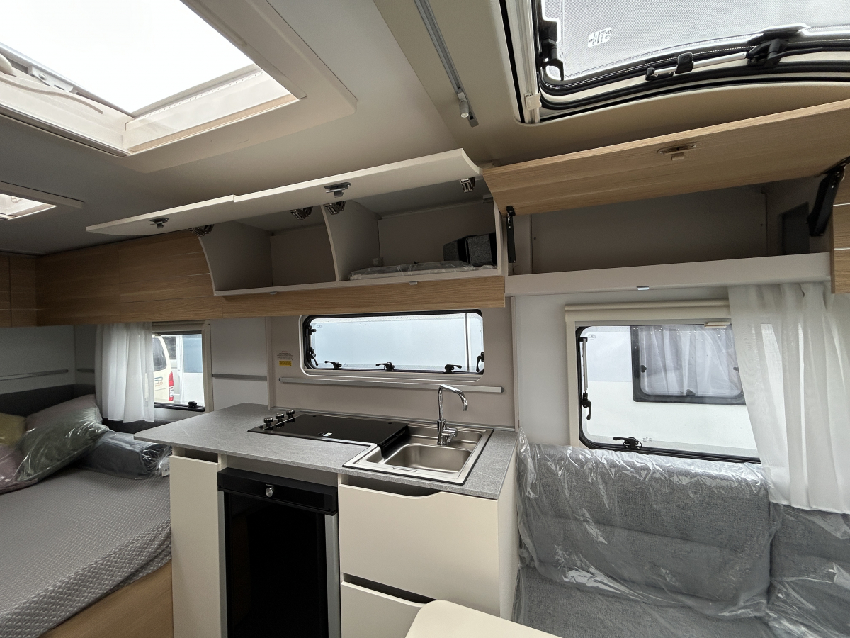ADRIA ADORA 472 UP 大型パノラマウィンドウとスカイルーフが生み出す圧倒的な開放感が魅力のプレミアムキャラバンの画像