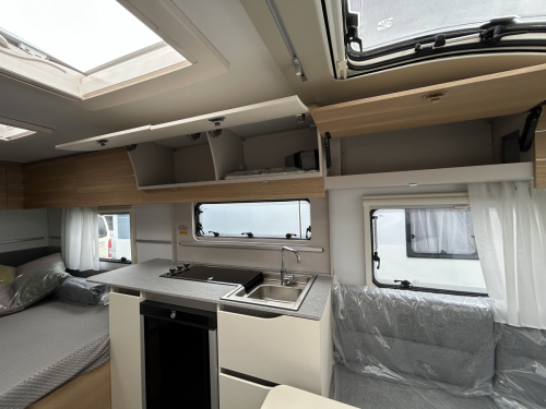 ADRIA ADORA 472 UP 大型パノラマウィンドウとスカイルーフが生み出す圧倒的な開放感が魅力のプレミアムキャラバンの他画像5枚目