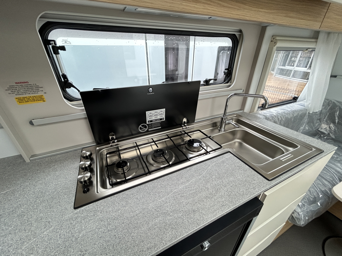 ADRIA ADORA 472 UP 大型パノラマウィンドウとスカイルーフが生み出す圧倒的な開放感が魅力のプレミアムキャラバンの画像