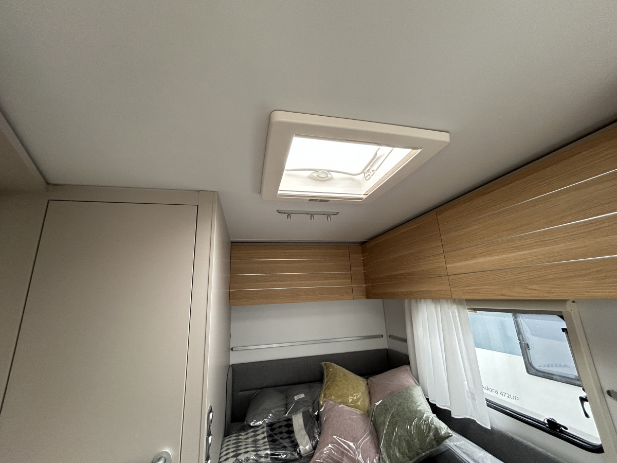 ADRIA ADORA 472 UP 大型パノラマウィンドウとスカイルーフが生み出す圧倒的な開放感が魅力のプレミアムキャラバンの画像