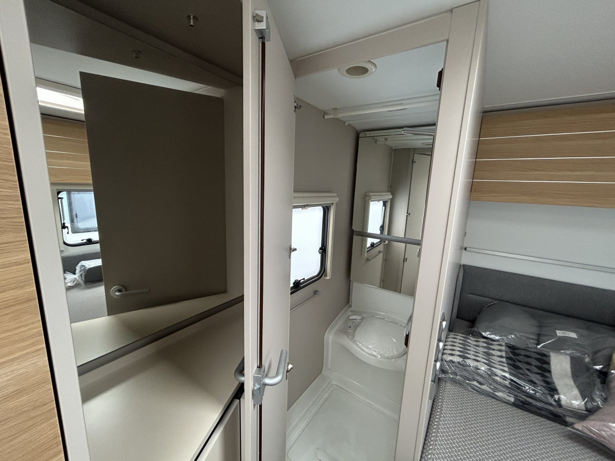 ADRIA ADORA 472 UP 大型パノラマウィンドウとスカイルーフが生み出す圧倒的な開放感が魅力のプレミアムキャラバンの画像