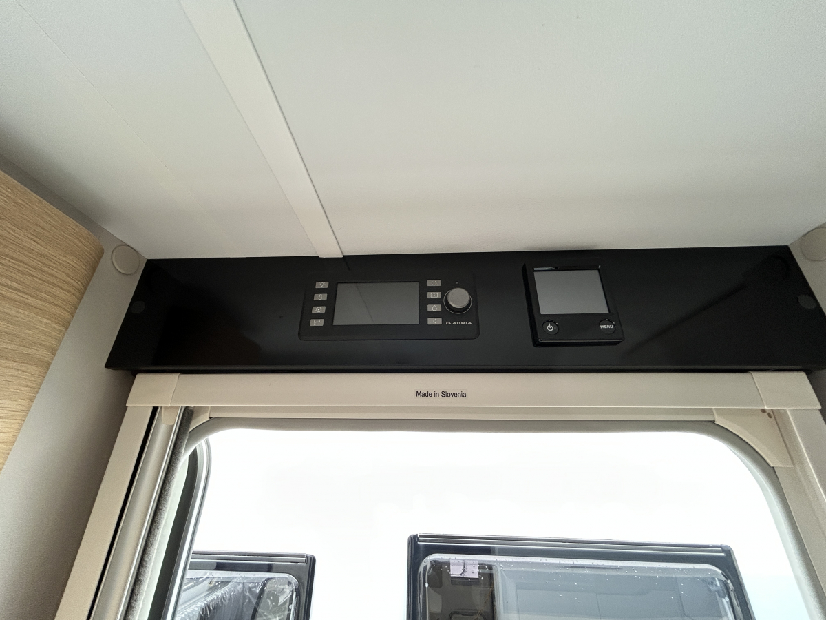 ADRIA ADORA 472 UP 大型パノラマウィンドウとスカイルーフが生み出す圧倒的な開放感が魅力のプレミアムキャラバンの画像