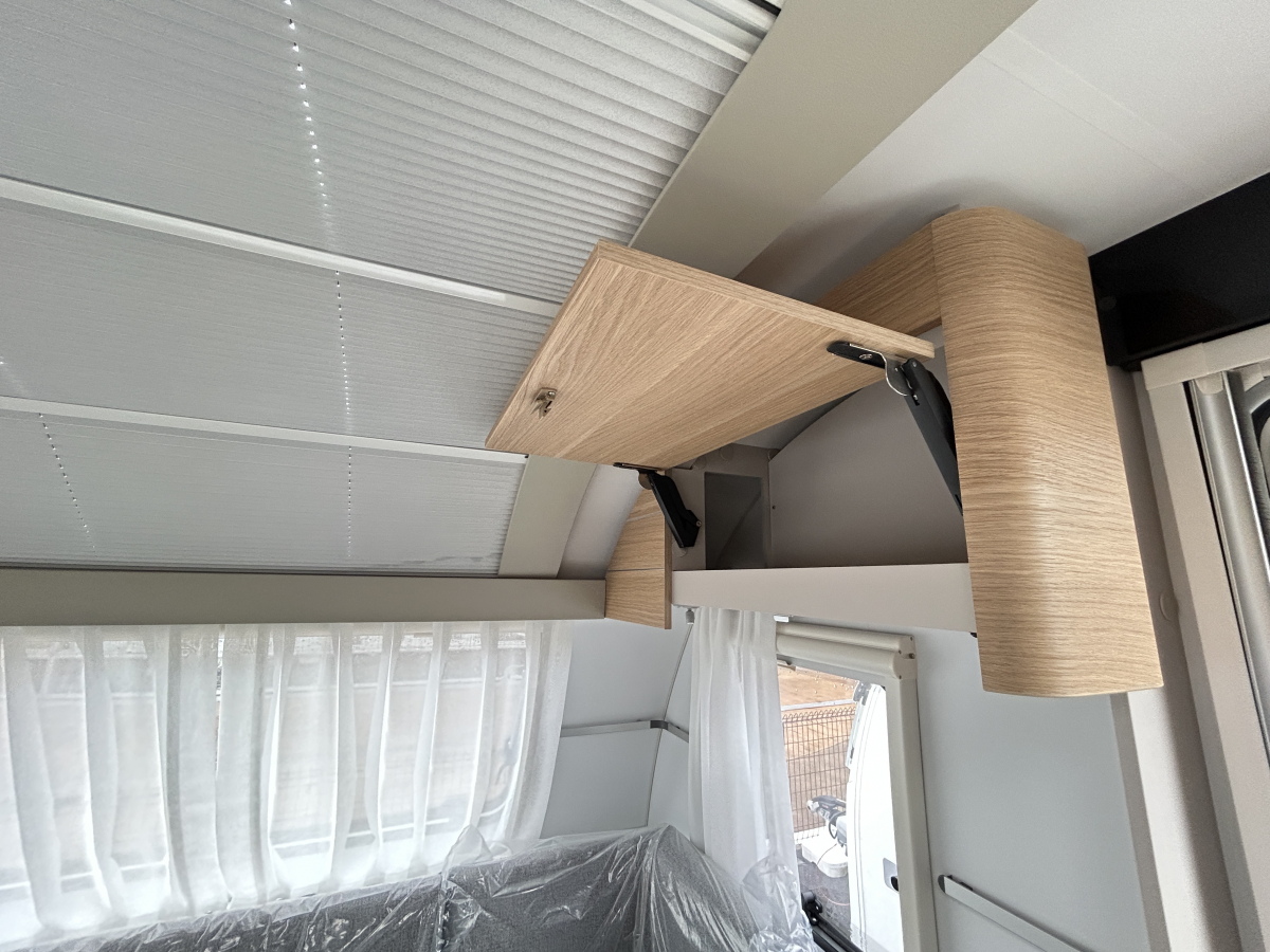 ADRIA ADORA 472 UP 大型パノラマウィンドウとスカイルーフが生み出す圧倒的な開放感が魅力のプレミアムキャラバンの画像