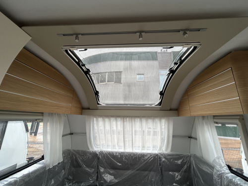 ADRIA ADORA 472 UP 大型パノラマウィンドウとスカイルーフが生み出す圧倒的な開放感が魅力のプレミアムキャラバンの他画像6枚目